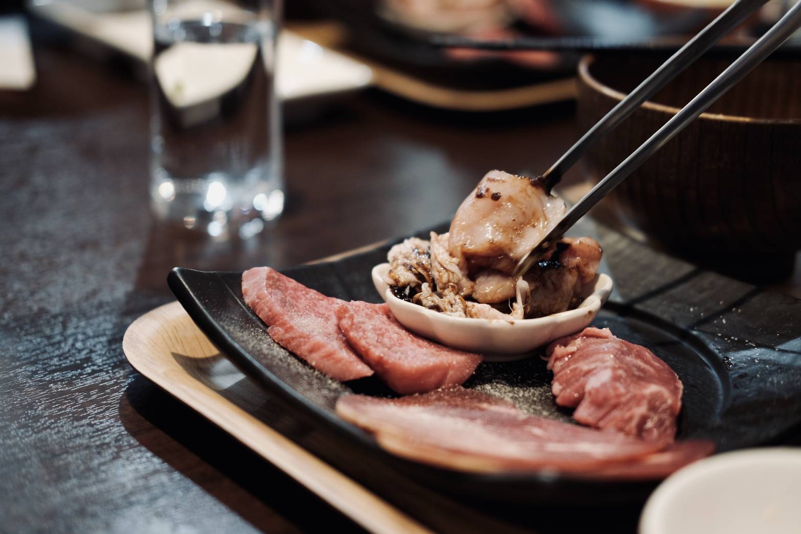 店内で仕込む肉